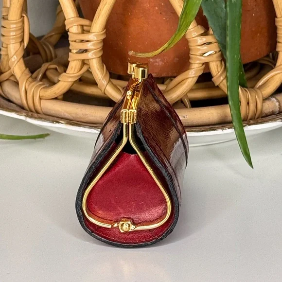 Vintage 1960s Red Snakeskin Kiss Lock Coin Purse Mini Barrel Wallet Gold Frame - Picture 4 of 9